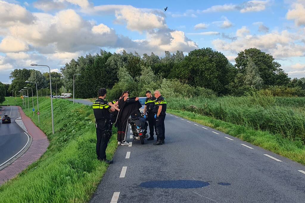 Persoon ten val met scooter