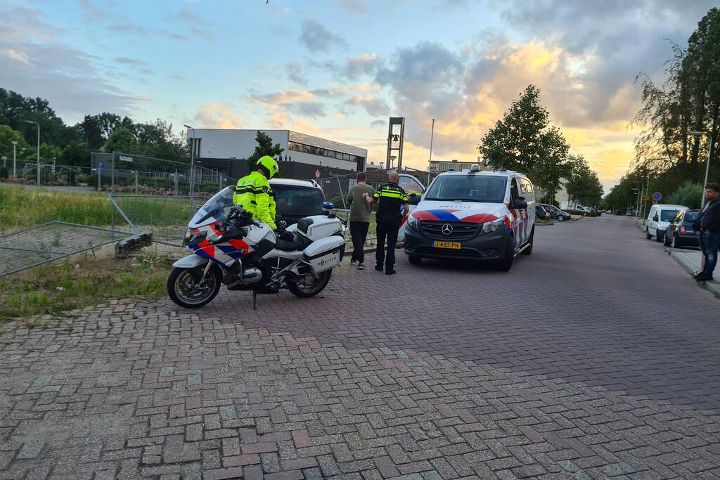Bestuurder onder invloed rijdt door hekwerk
