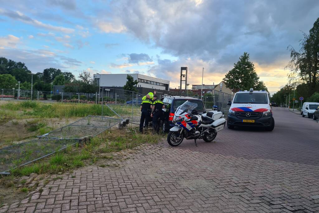 Bestuurder onder invloed rijdt door hekwerk