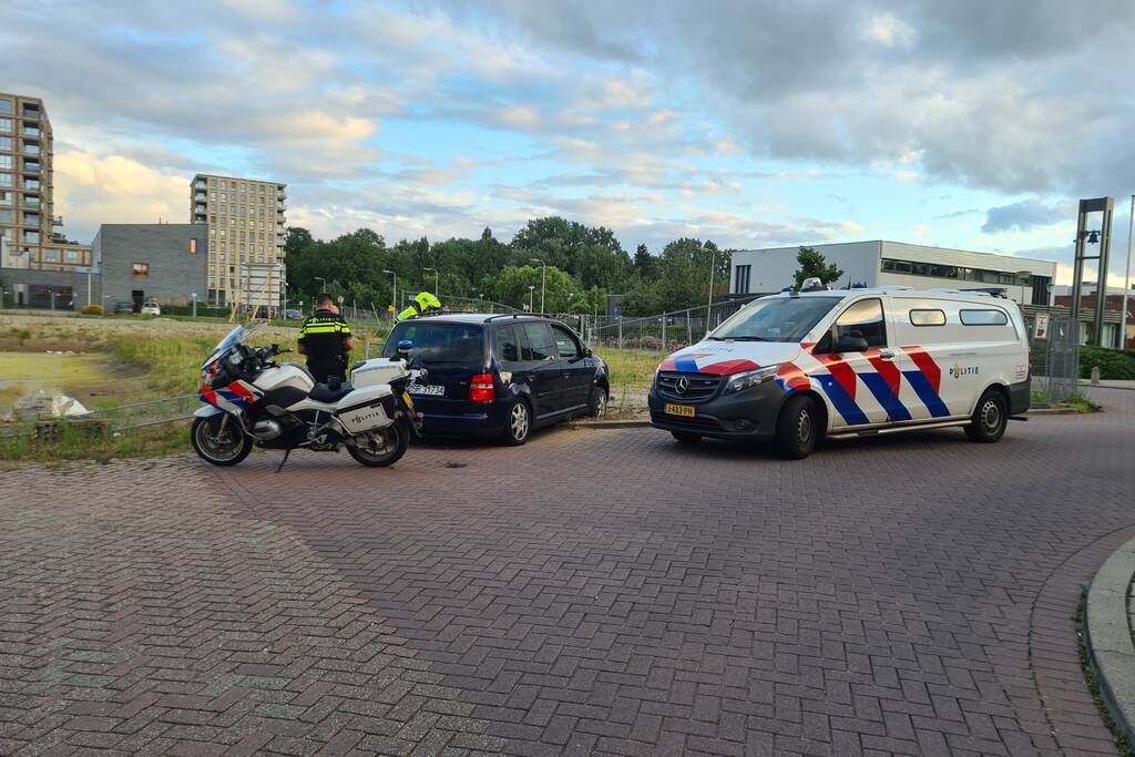 Bestuurder onder invloed rijdt door hekwerk