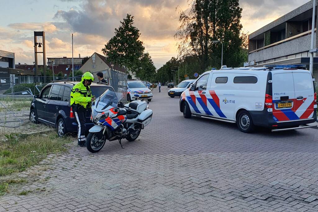 Bestuurder onder invloed rijdt door hekwerk