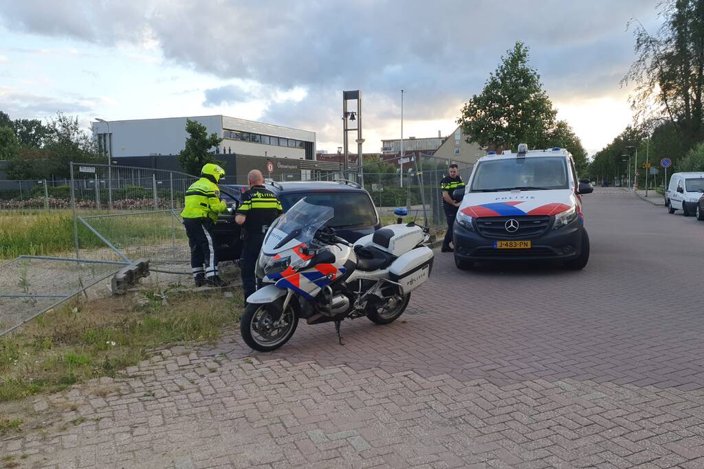 Bestuurder onder invloed rijdt door hekwerk