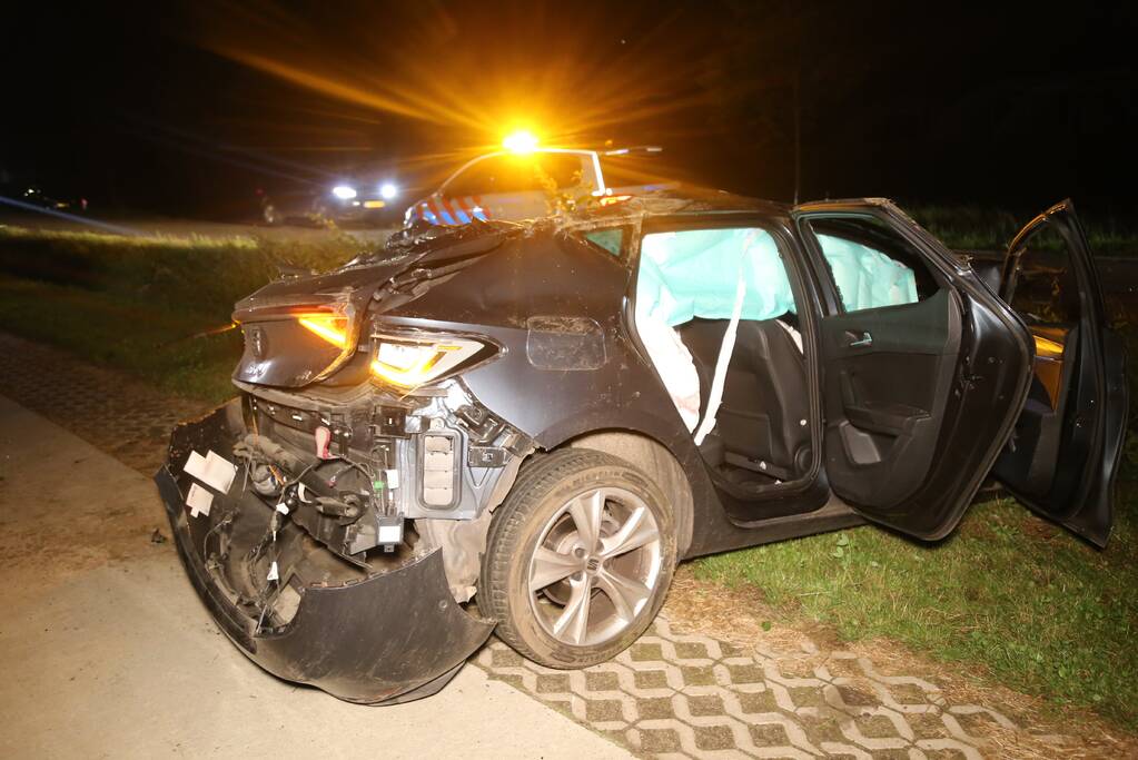 Auto raakt van de weg en belandt te water
