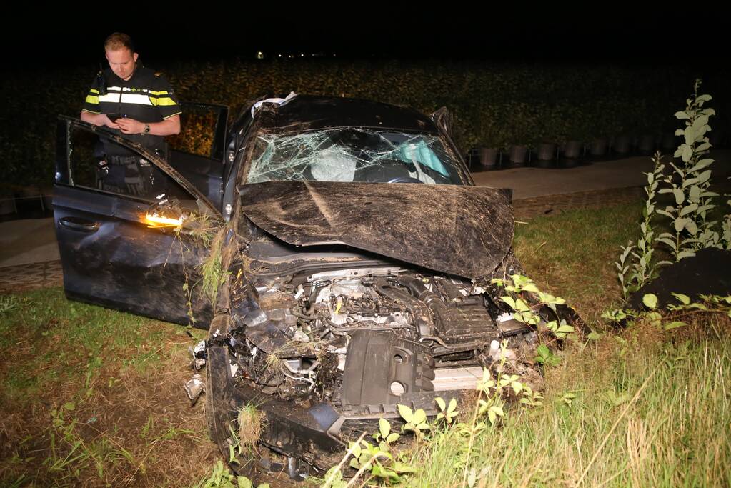 Auto raakt van de weg en belandt te water