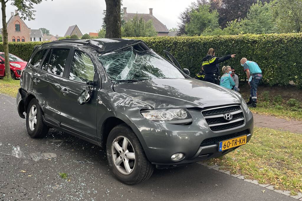 Auto slaat meerdere keren over de kop na botsing