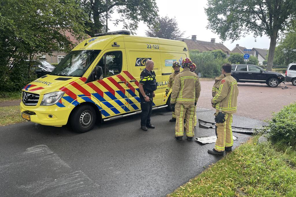 Auto slaat meerdere keren over de kop na botsing