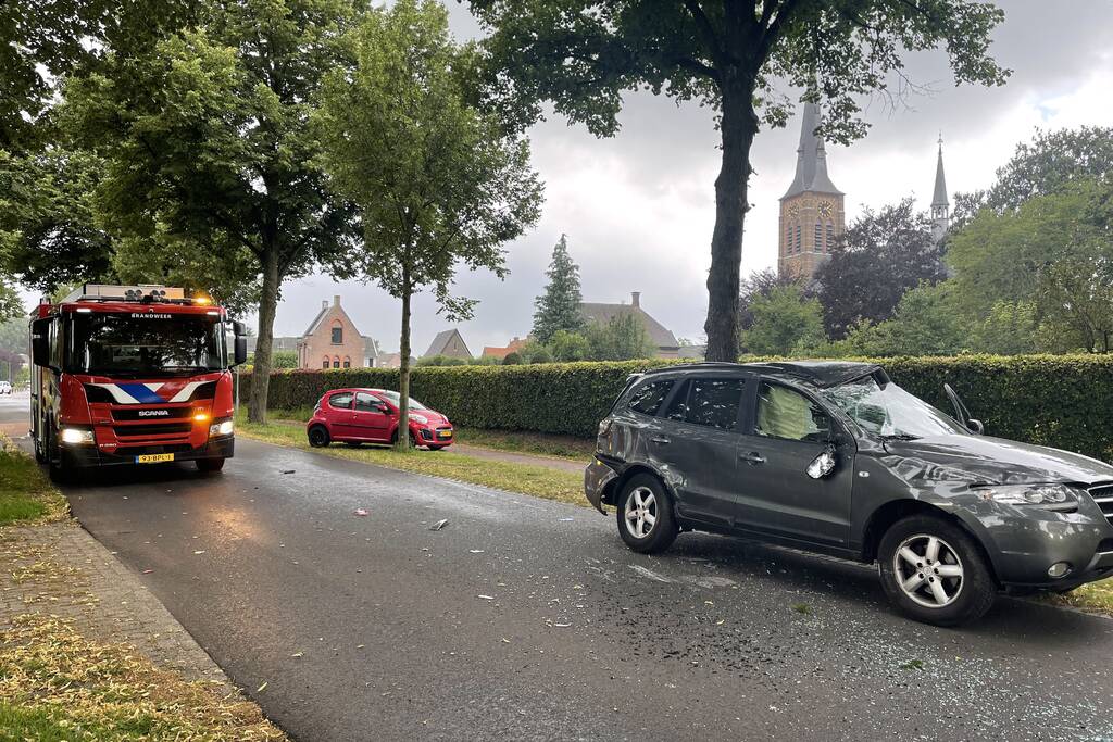 Auto slaat meerdere keren over de kop na botsing