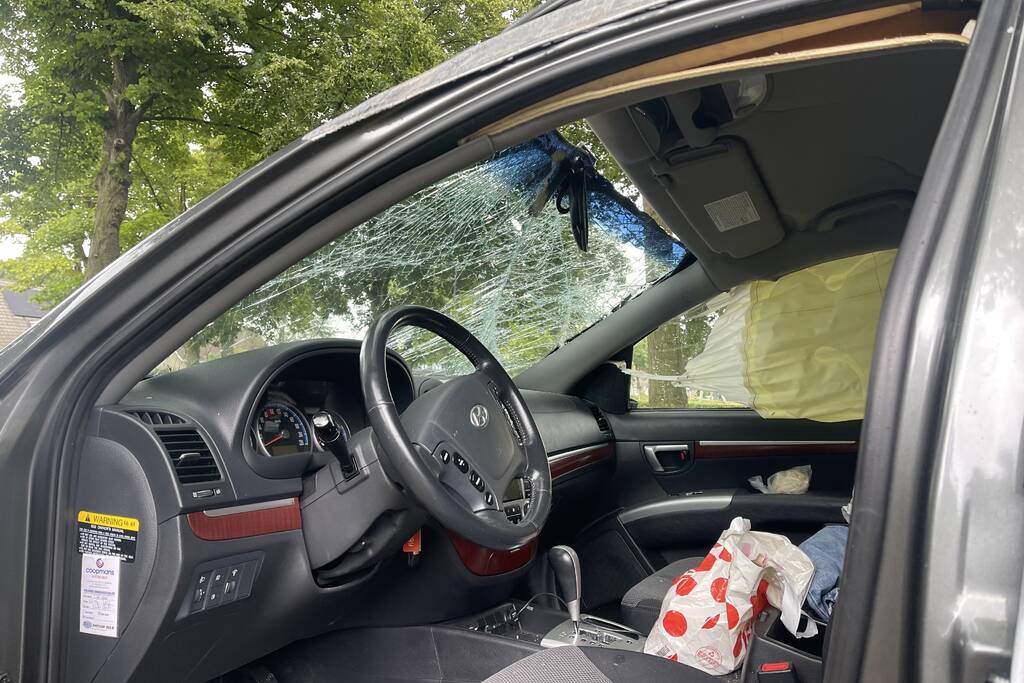 Auto slaat meerdere keren over de kop na botsing