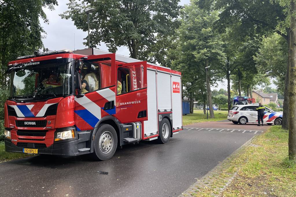 Auto slaat meerdere keren over de kop na botsing