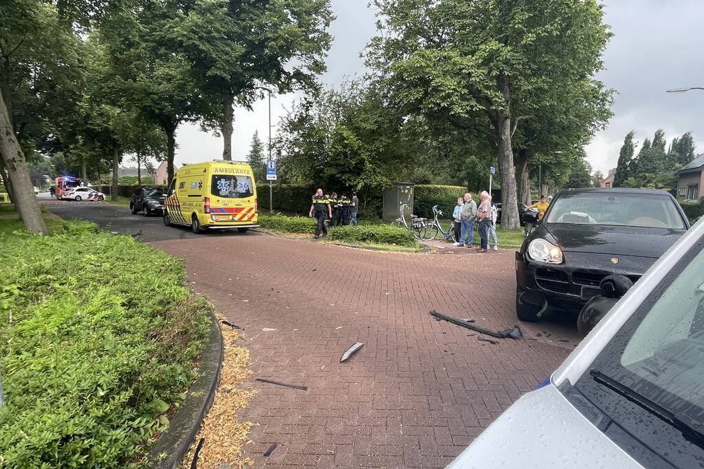 Auto slaat meerdere keren over de kop na botsing