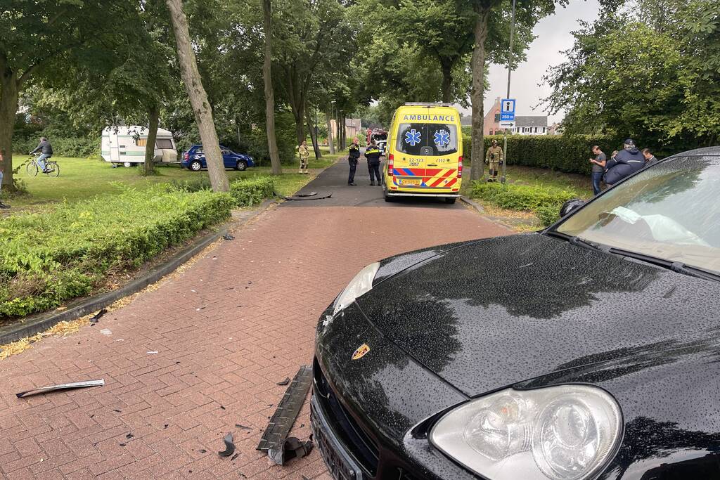 Auto slaat meerdere keren over de kop na botsing