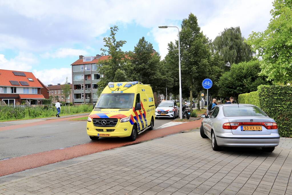 Scooterrijder schrikt en gaat onderuit
