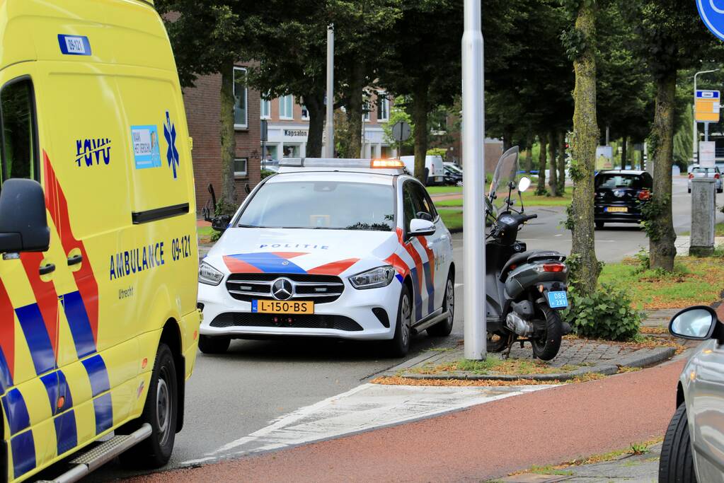 Scooterrijder schrikt en gaat onderuit