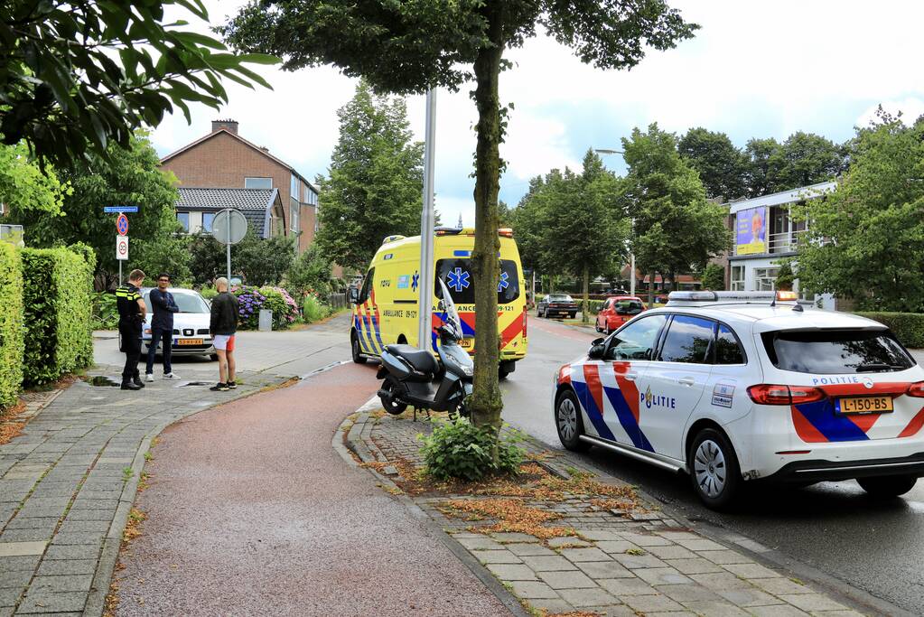 Scooterrijder schrikt en gaat onderuit