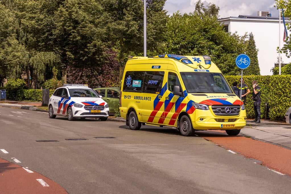 Scooterrijder schrikt en gaat onderuit