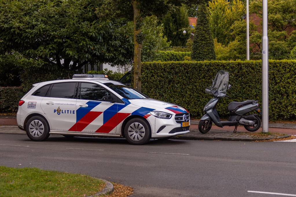 Scooterrijder schrikt en gaat onderuit