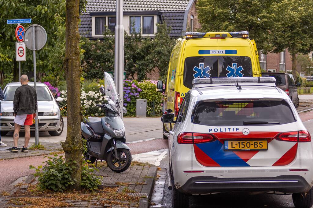 Scooterrijder schrikt en gaat onderuit