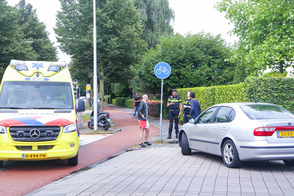 Scooterrijder schrikt en gaat onderuit