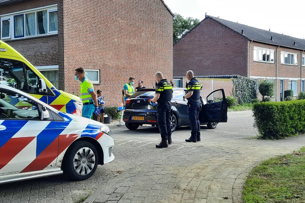 Bestuurster rijdt met personenauto tegen verkeersbord