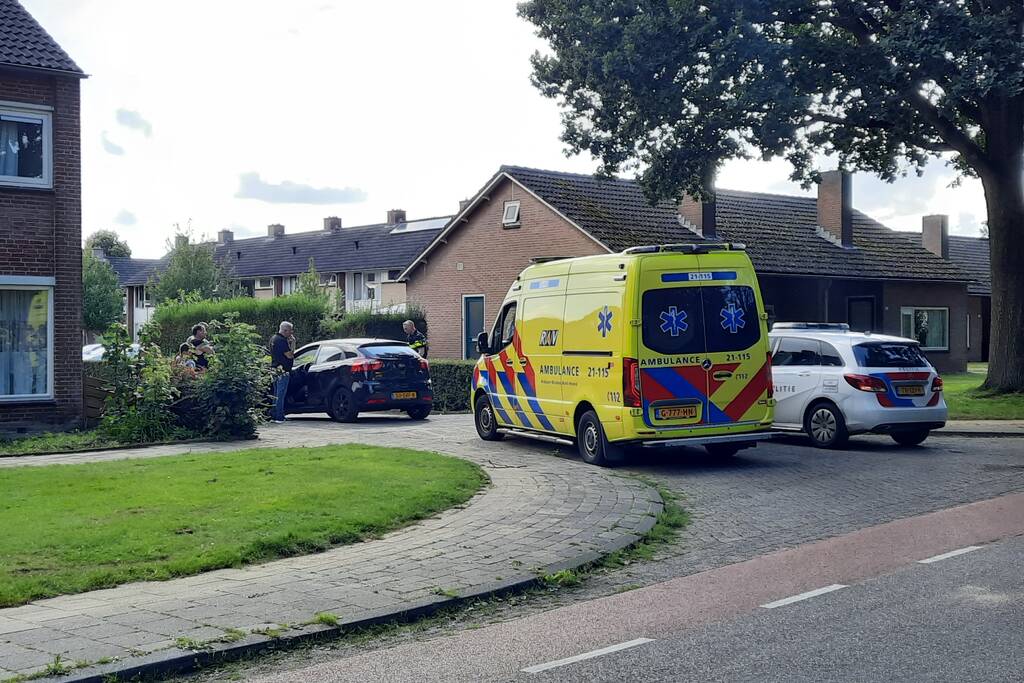 Bestuurster rijdt met personenauto tegen verkeersbord