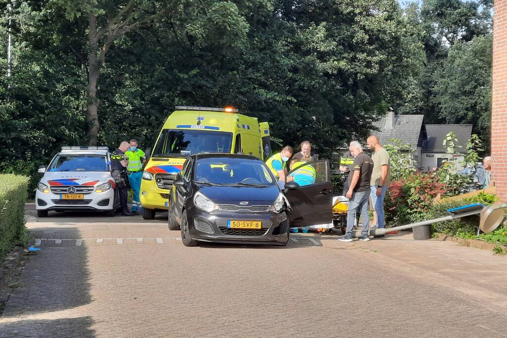 Bestuurster rijdt met personenauto tegen verkeersbord