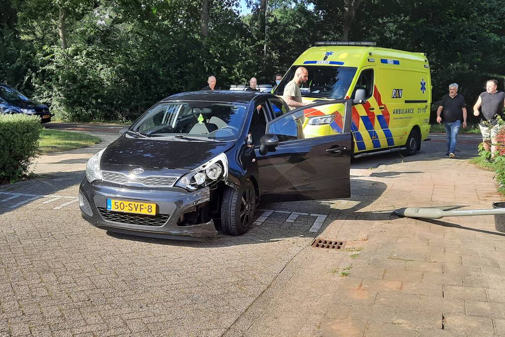 Bestuurster rijdt met personenauto tegen verkeersbord