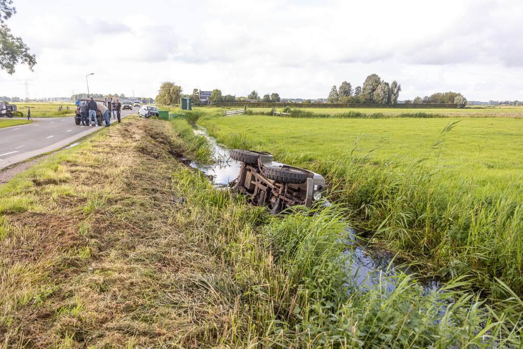 Tocht met oldtimer eindigt in sloot
