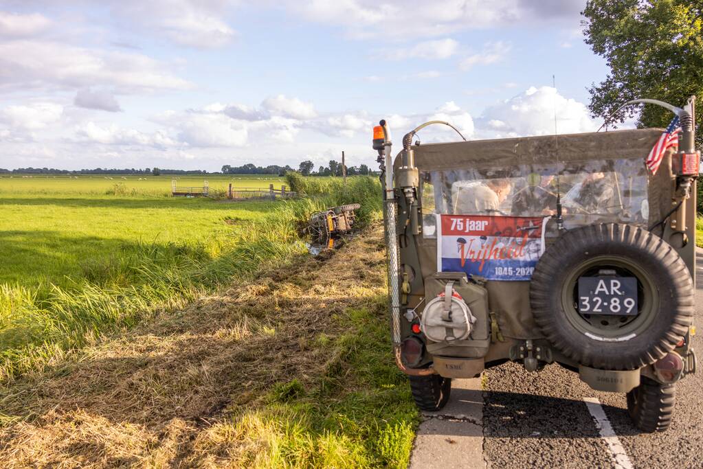 Tocht met oldtimer eindigt in sloot