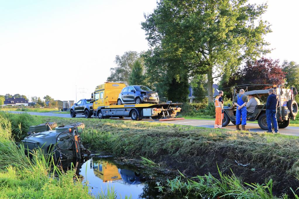 Tocht met oldtimer eindigt in sloot