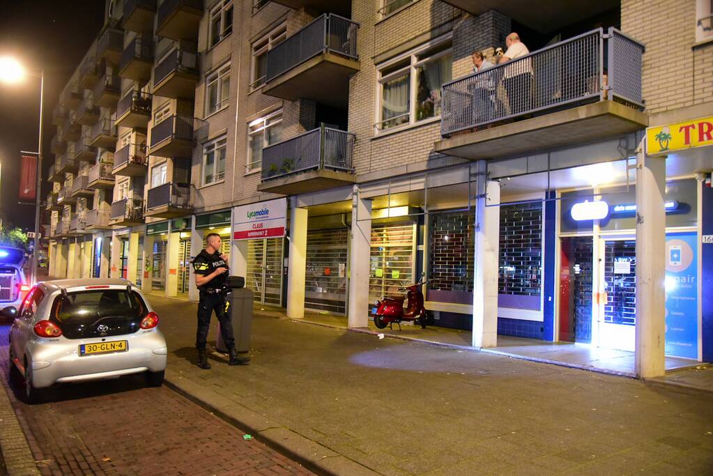 Schoten gelost op woning en winkelpand