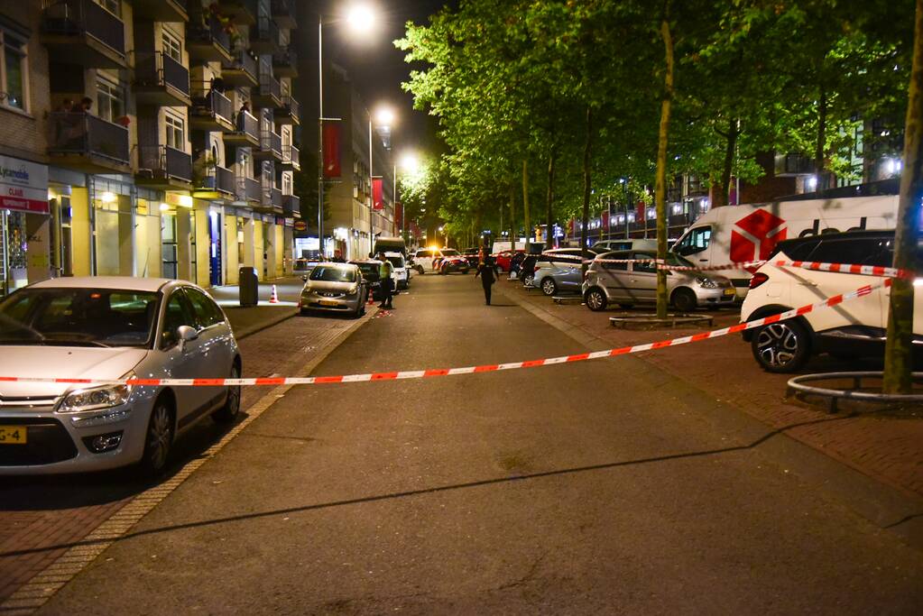 Schoten gelost op woning en winkelpand