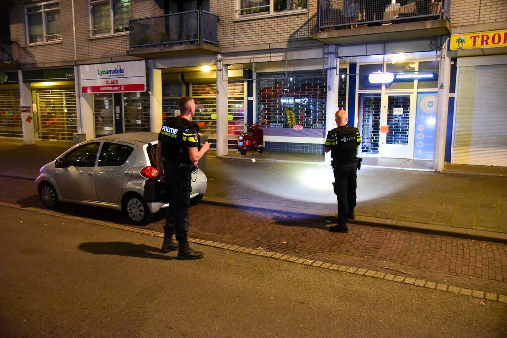 Schoten gelost op woning en winkelpand