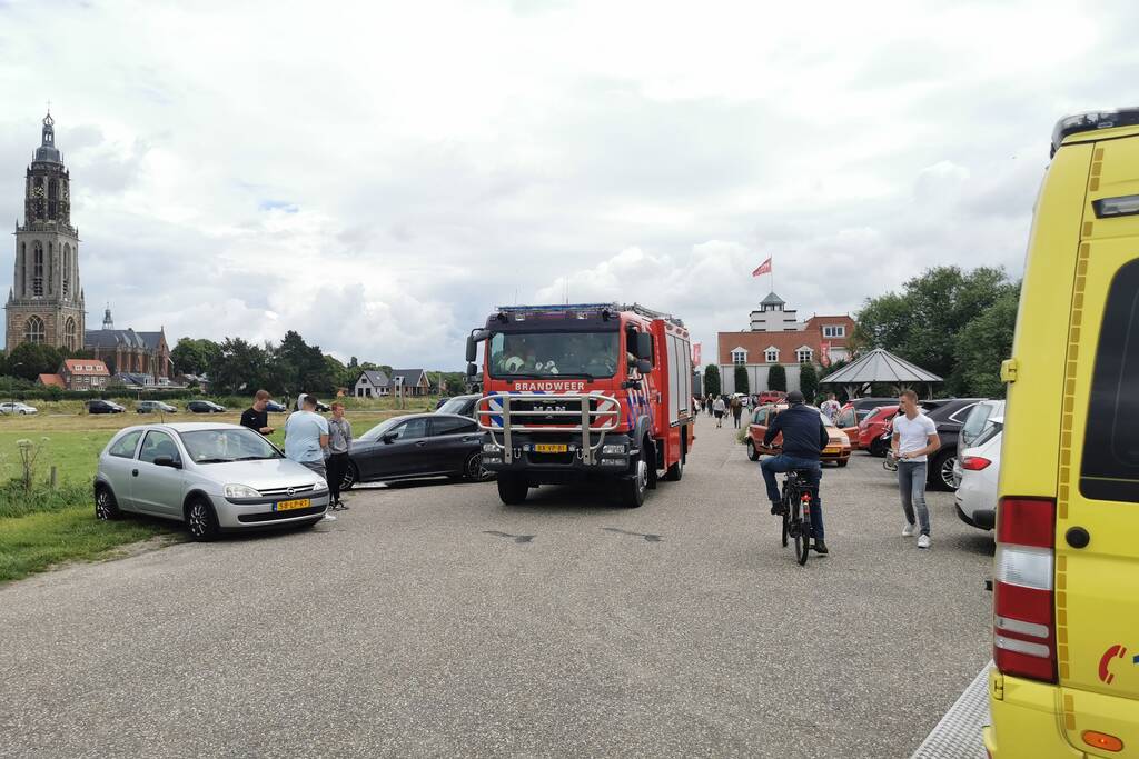 Auto raakt te water in rivier Nederrijn