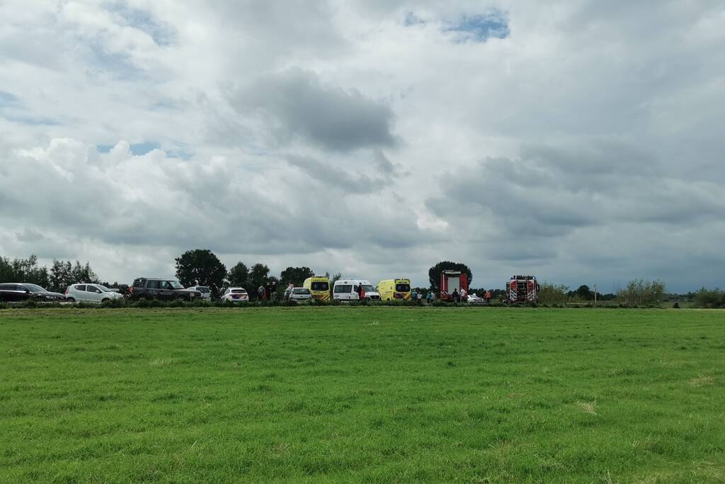 Auto raakt te water in rivier Nederrijn
