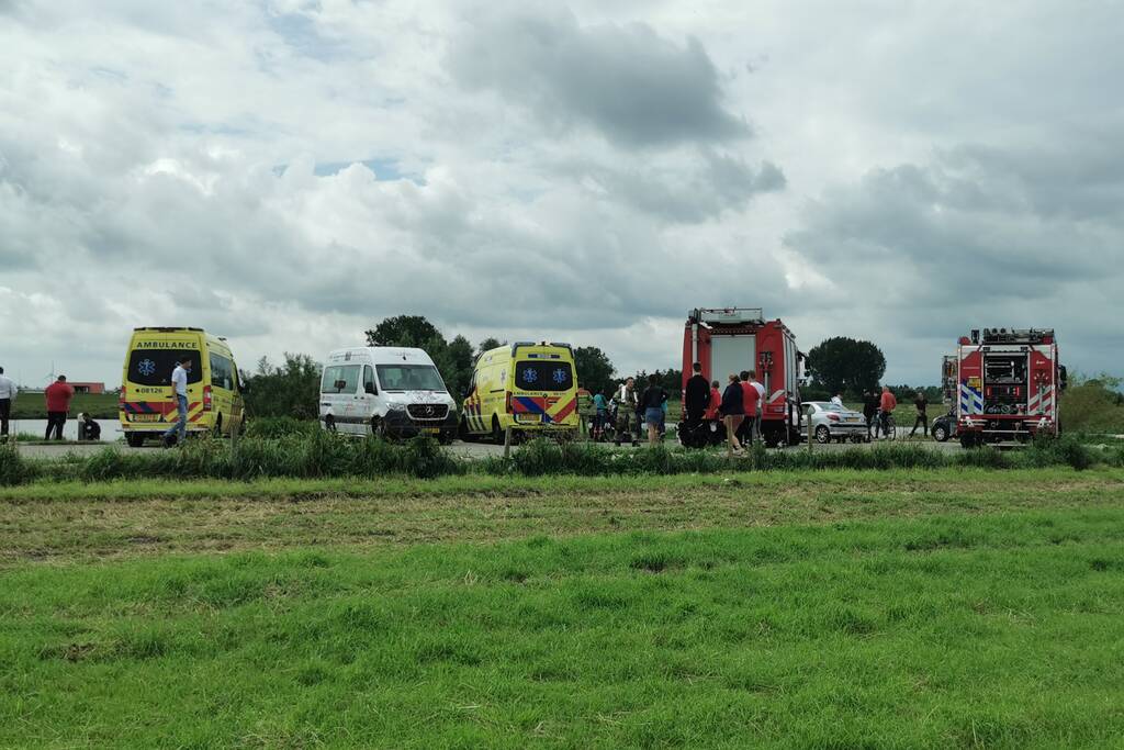 Auto raakt te water in rivier Nederrijn