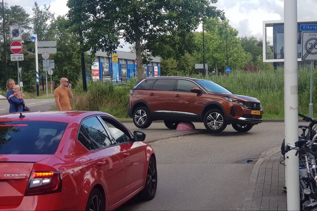 Auto belandt op betonnen sierbol