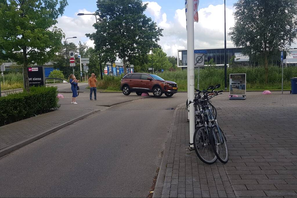 Auto belandt op betonnen sierbol