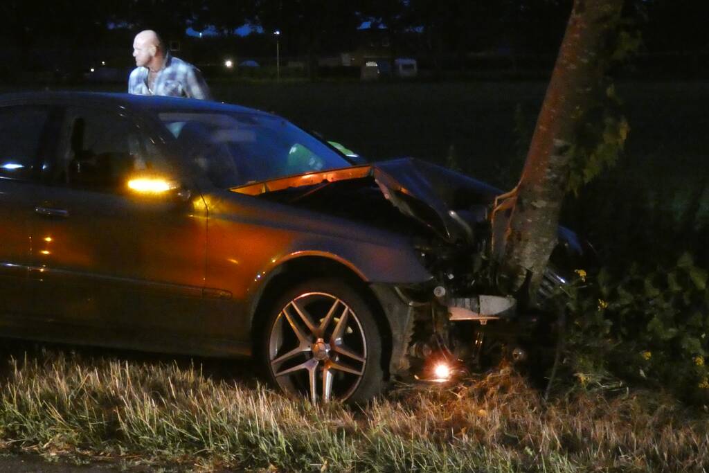 Bestuurder verliest macht over het stuur en eindigt tegen boom