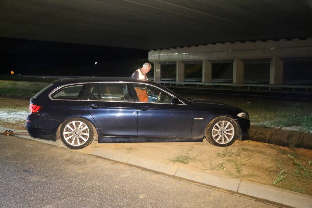 Auto belandt in de sloot