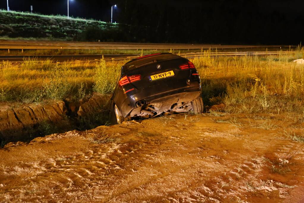 Auto belandt in de sloot