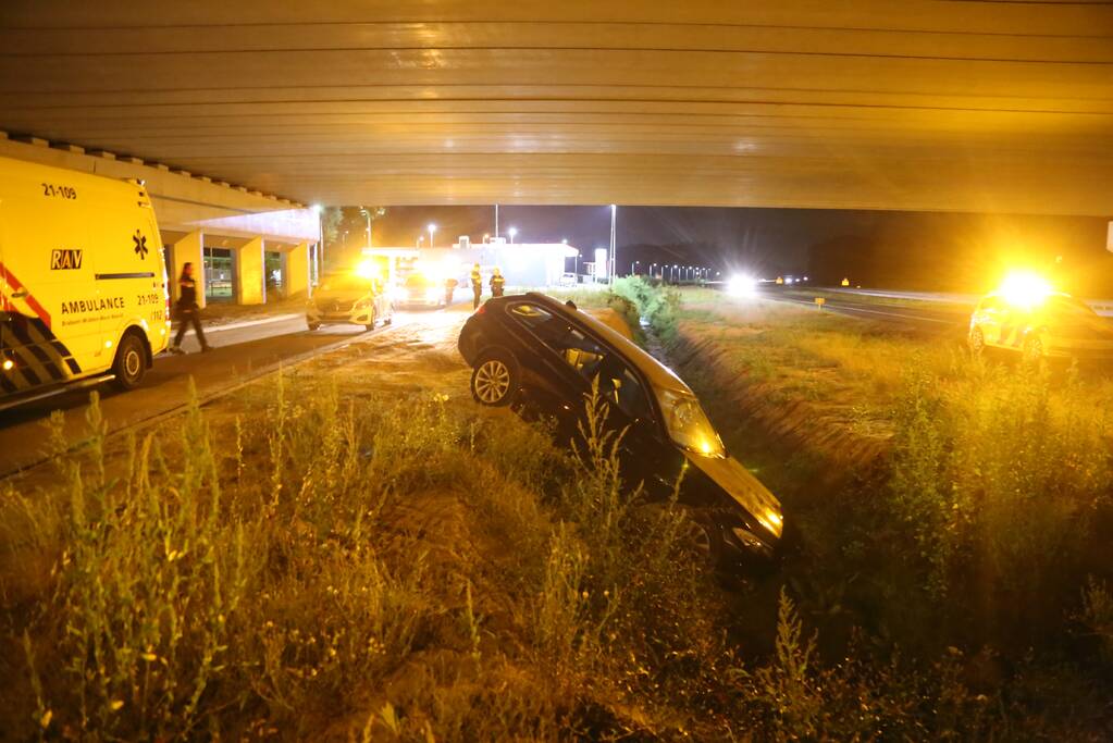 Auto belandt in de sloot