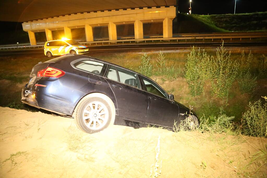 Auto belandt in de sloot