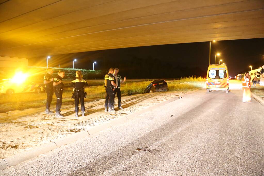 Auto belandt in de sloot