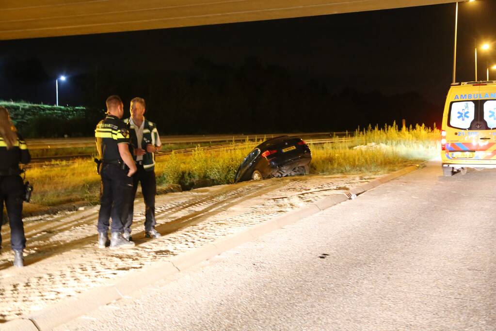 Auto belandt in de sloot