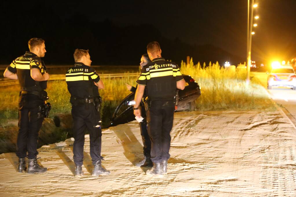 Auto belandt in de sloot