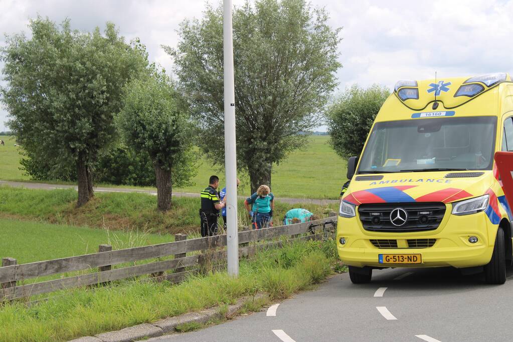 Wielrenner botst tegen hekwerk