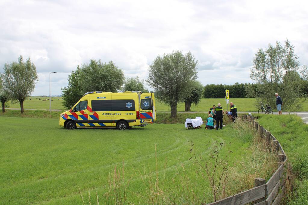 Wielrenner botst tegen hekwerk