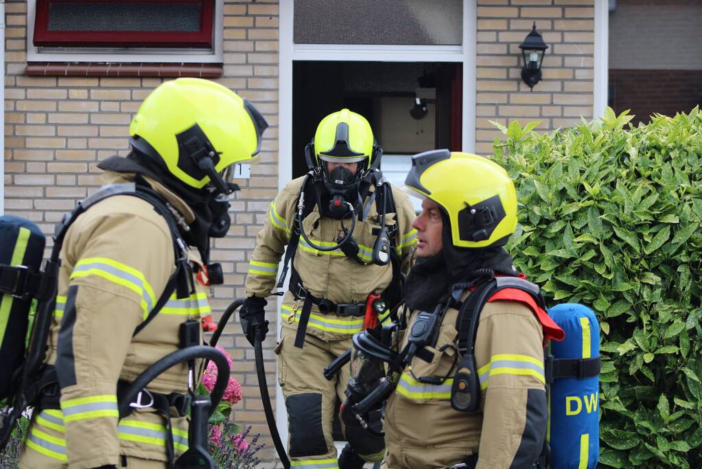 Huisdier gered bij woningbrand, bewoner gewond