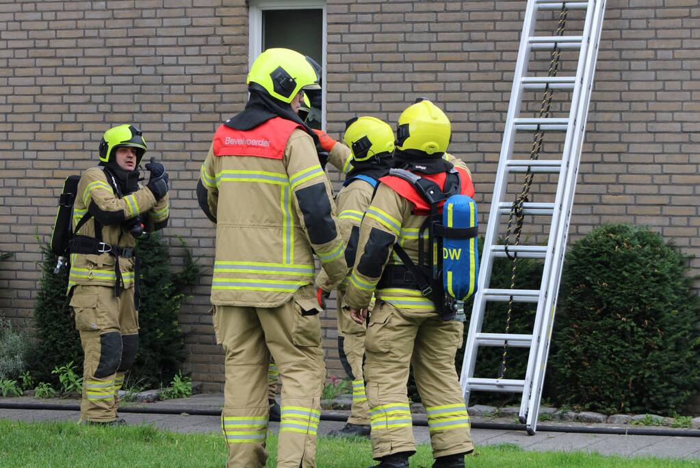 Huisdier gered bij woningbrand, bewoner gewond