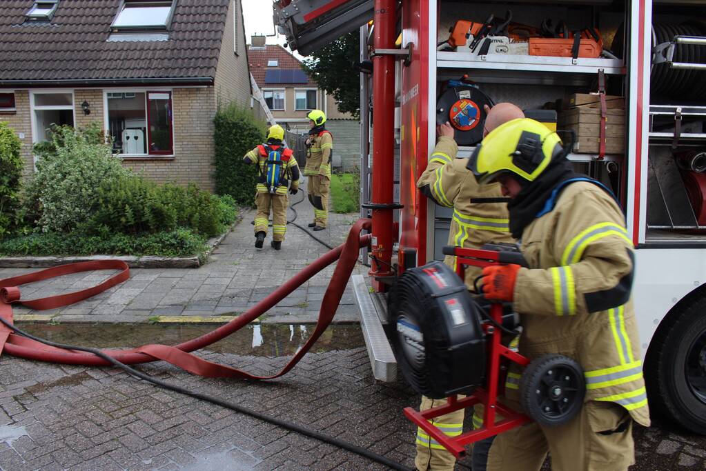 Huisdier gered bij woningbrand, bewoner gewond